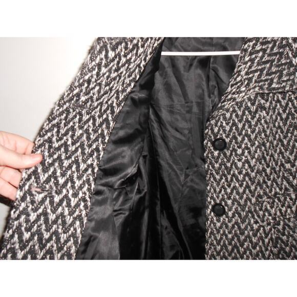 Kenneth Cole New York Woman's Black and White Chevron 60% Wool Coat Size 6 - Picture 6 of 6